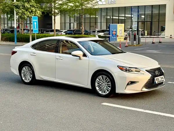 Lexus ES 2016
