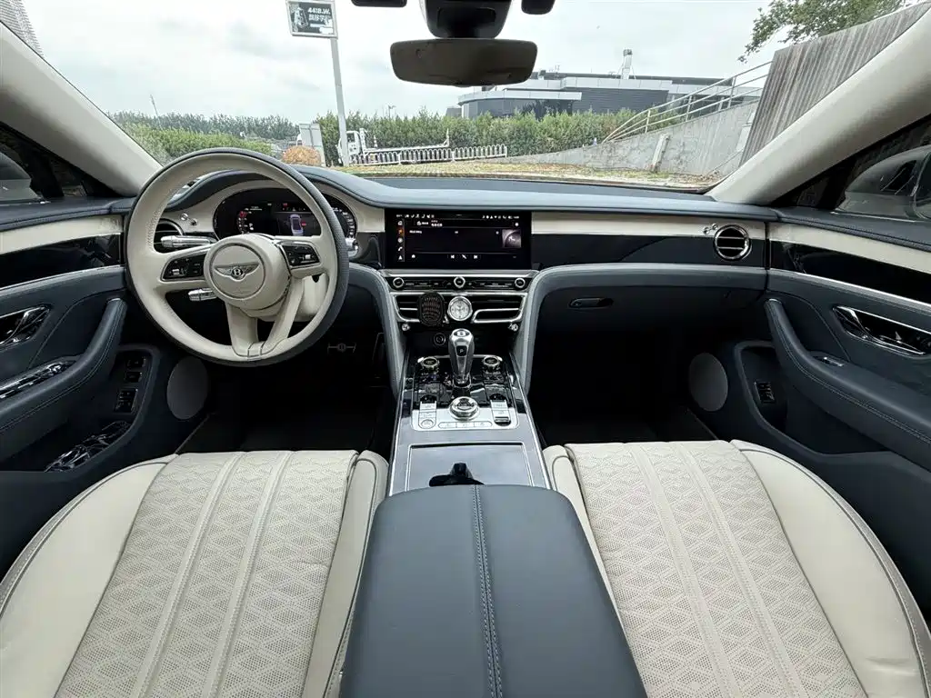 Bentley Flying Spur PHEV 2025 — фото 23