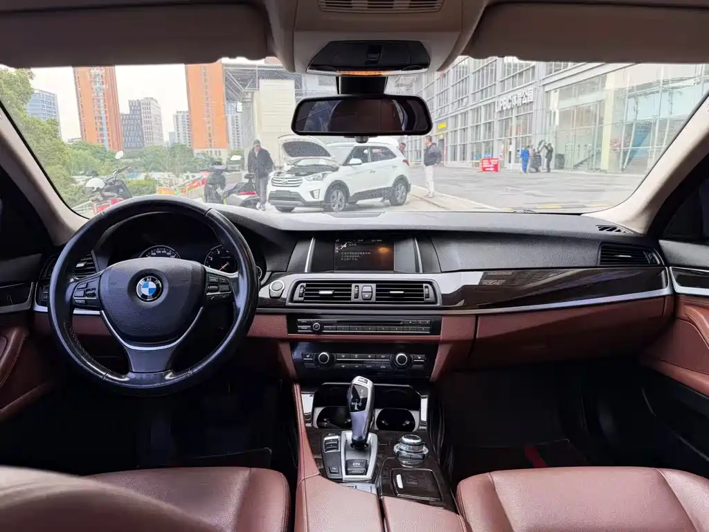 BMW 5 Series 2017 — фото 13