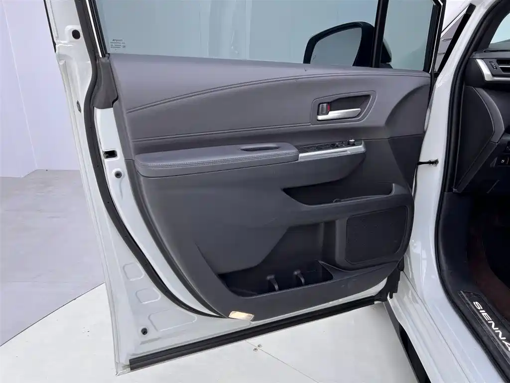 Toyota Sienna 2024 — фото 16