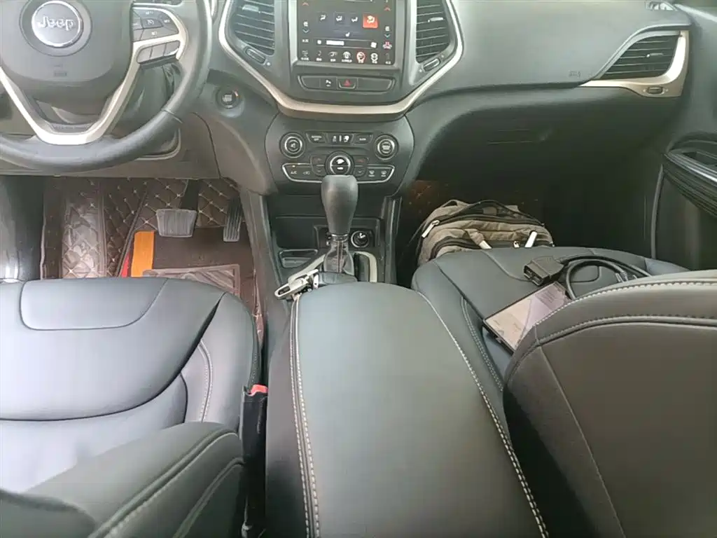 Jeep Cherokee 2017 — фото 14