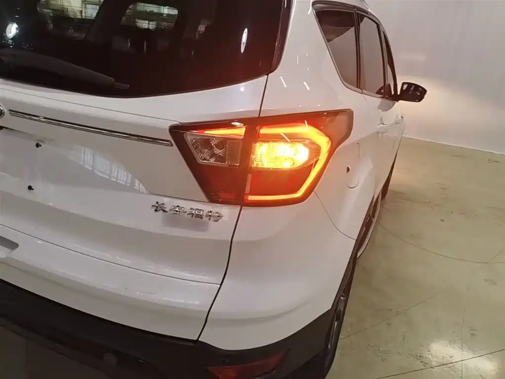Ford Kuga 2019 — фото 8