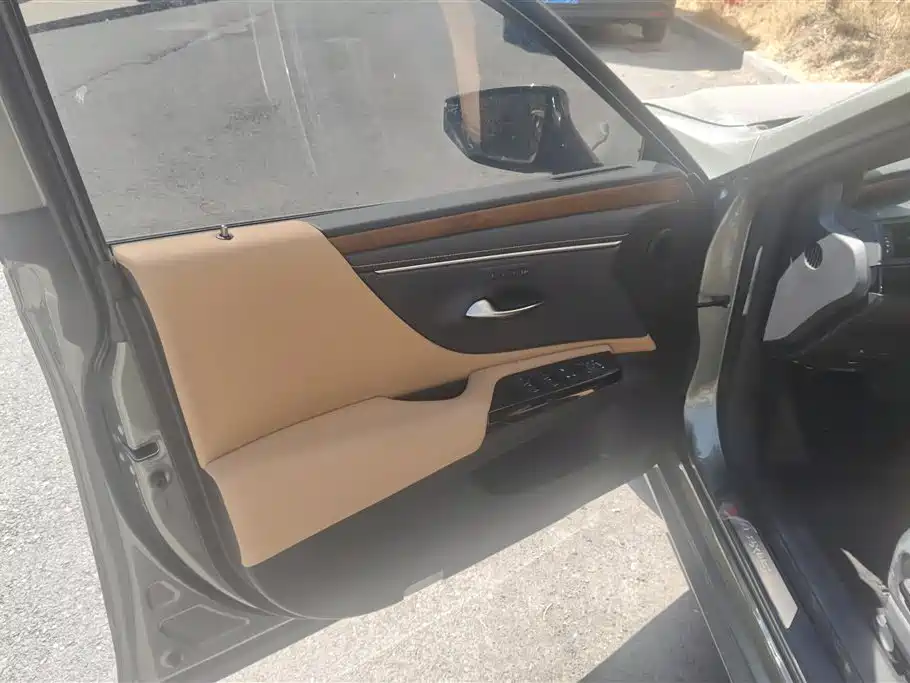 Lexus ES 2024