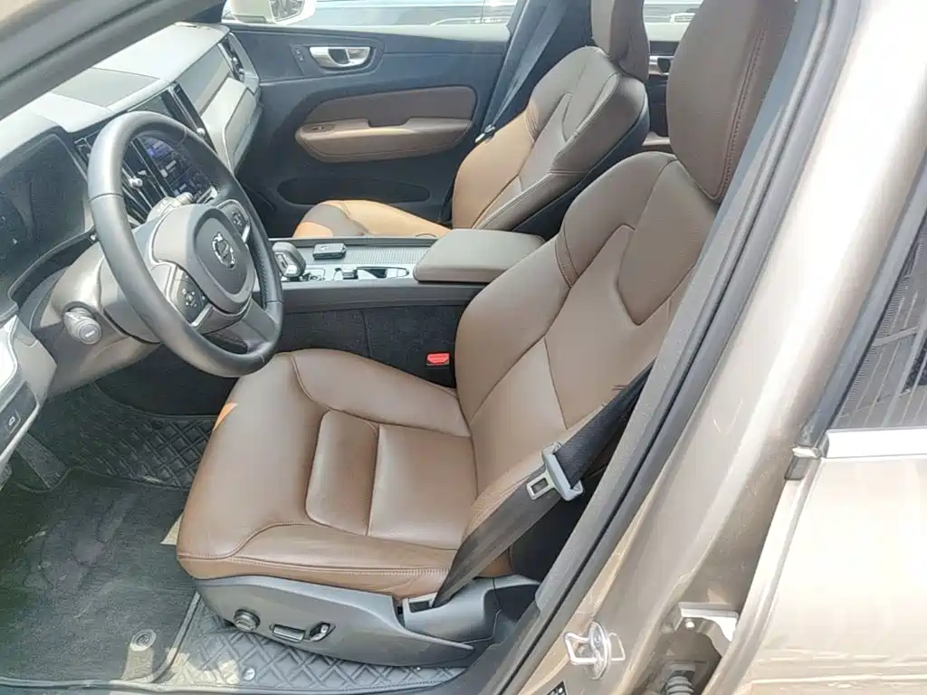Volvo XC60 2025 — фото 22