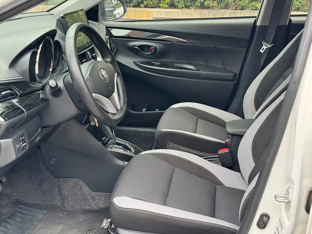 Toyota Yaris L 2021