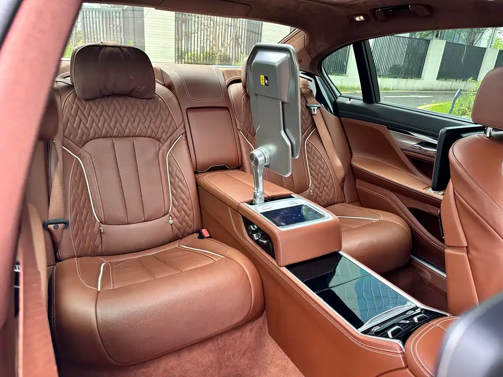BMW 7 Series 2018 — фото 19