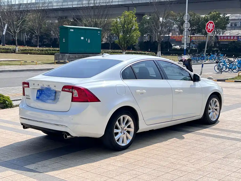 Volvo S60 2015 — фото 16