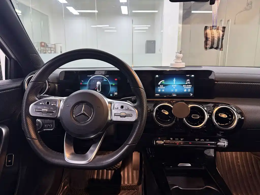 Mercedes-Benz A-Class 2019 — фото 16