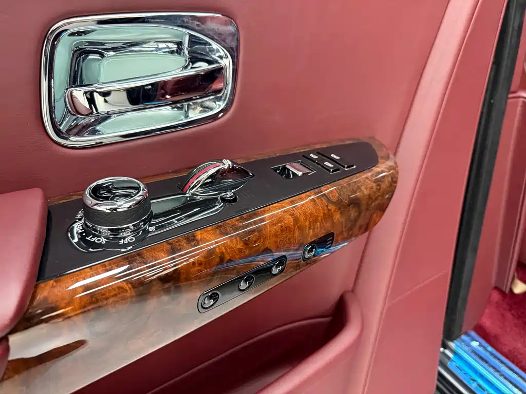 Rolls-Royce Phantom 2018 — фото 19