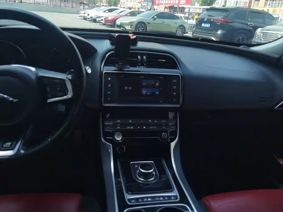Jaguar XE 2016 — фото 13
