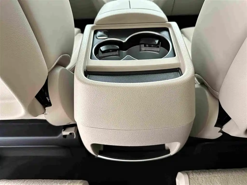 Mercedes-Benz V-Class 2023 — фото 20