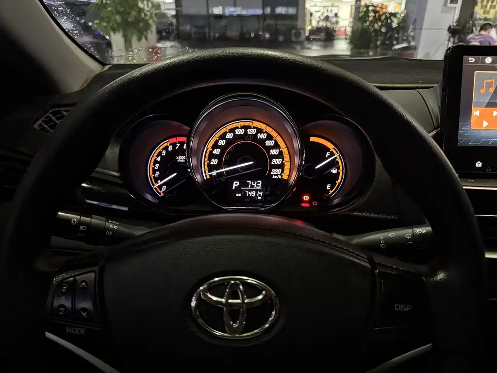 Toyota Yaris L 2020 — фото 10