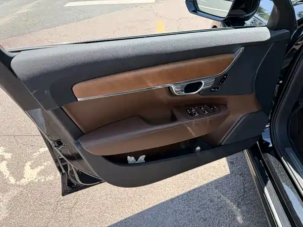 Volvo S90 Plug-In Hybrid 2023