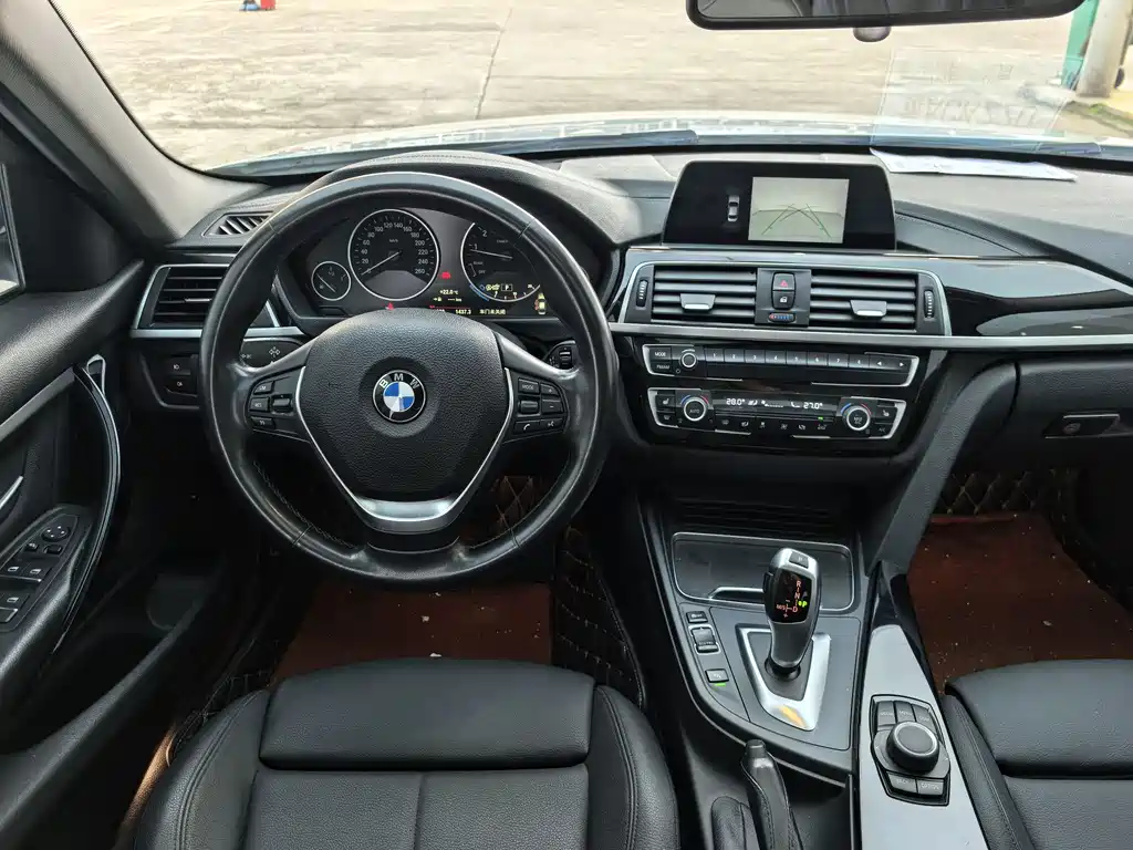 BMW 3 Series 2018 — фото 11