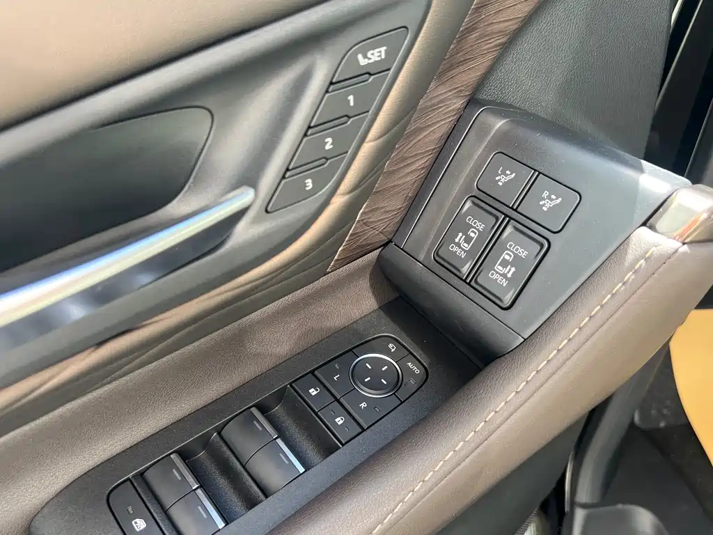 Toyota Alphard — фото 10