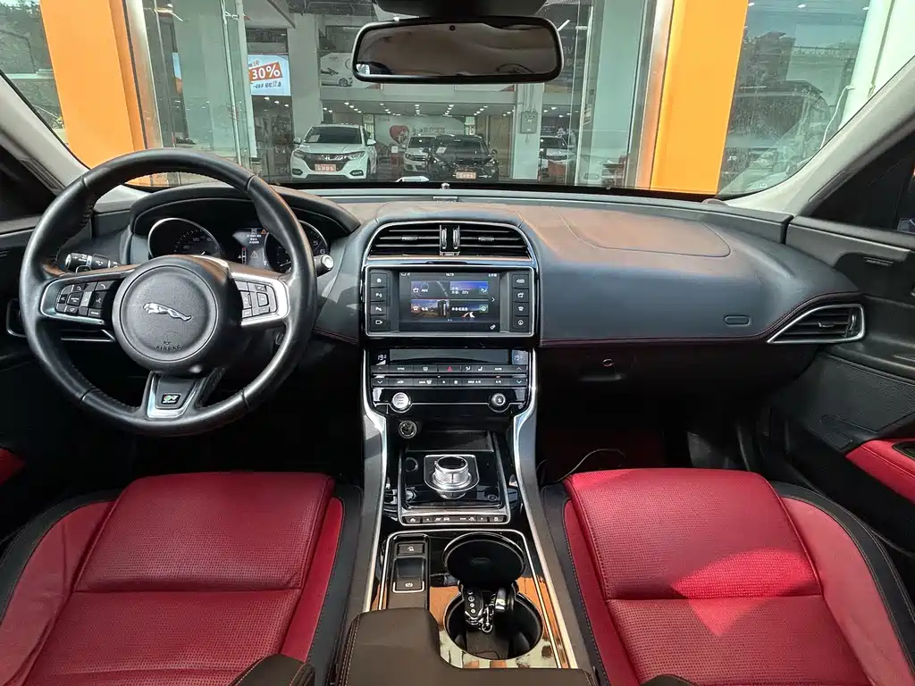 Jaguar XE 2016 — фото 14