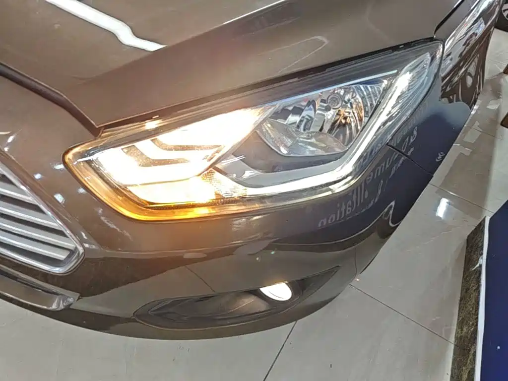 Ford Escort 2015 — фото 24
