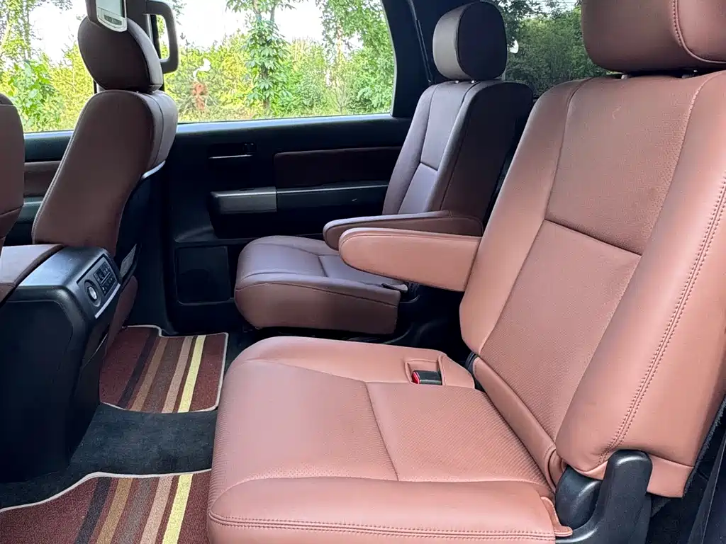 Toyota Sequoia 2016 — фото 12