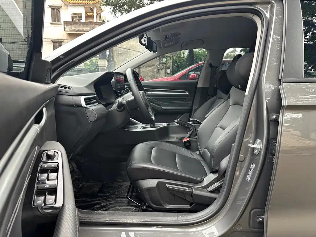 Geely Emgrand 2025