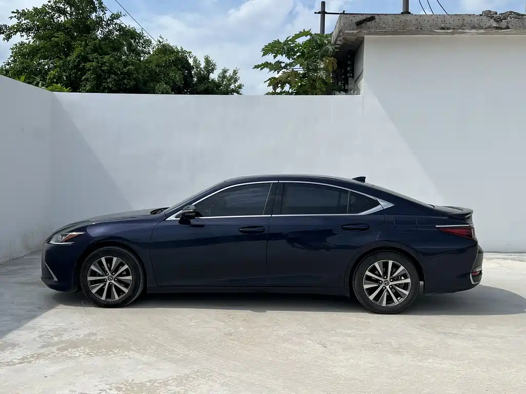 Lexus ES 2020
