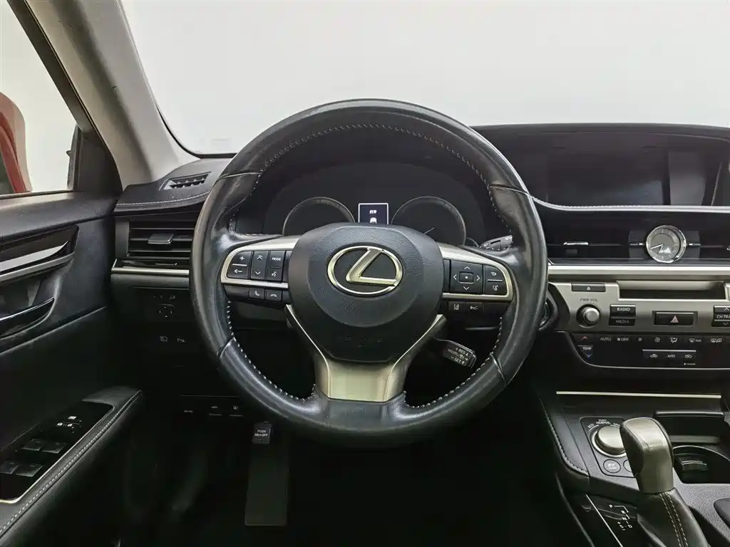 Lexus ES 2016 — фото 11