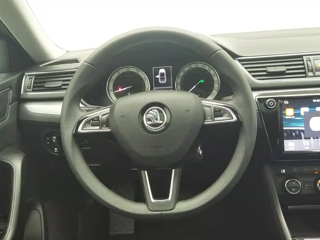 Skoda Superb 2018 — фото 11