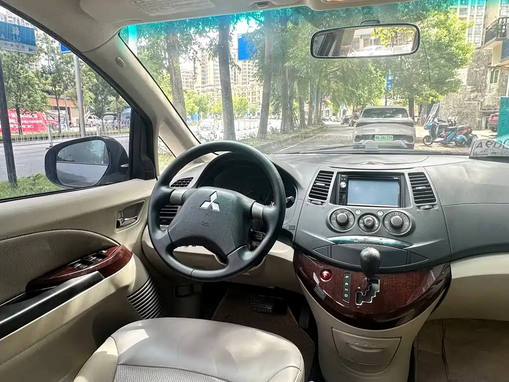 Mitsubishi Grandis 2011