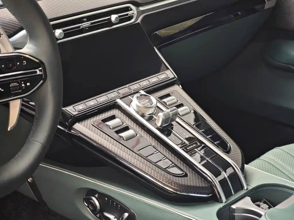 Aston Martin V8 Vantage 2025 — фото 13