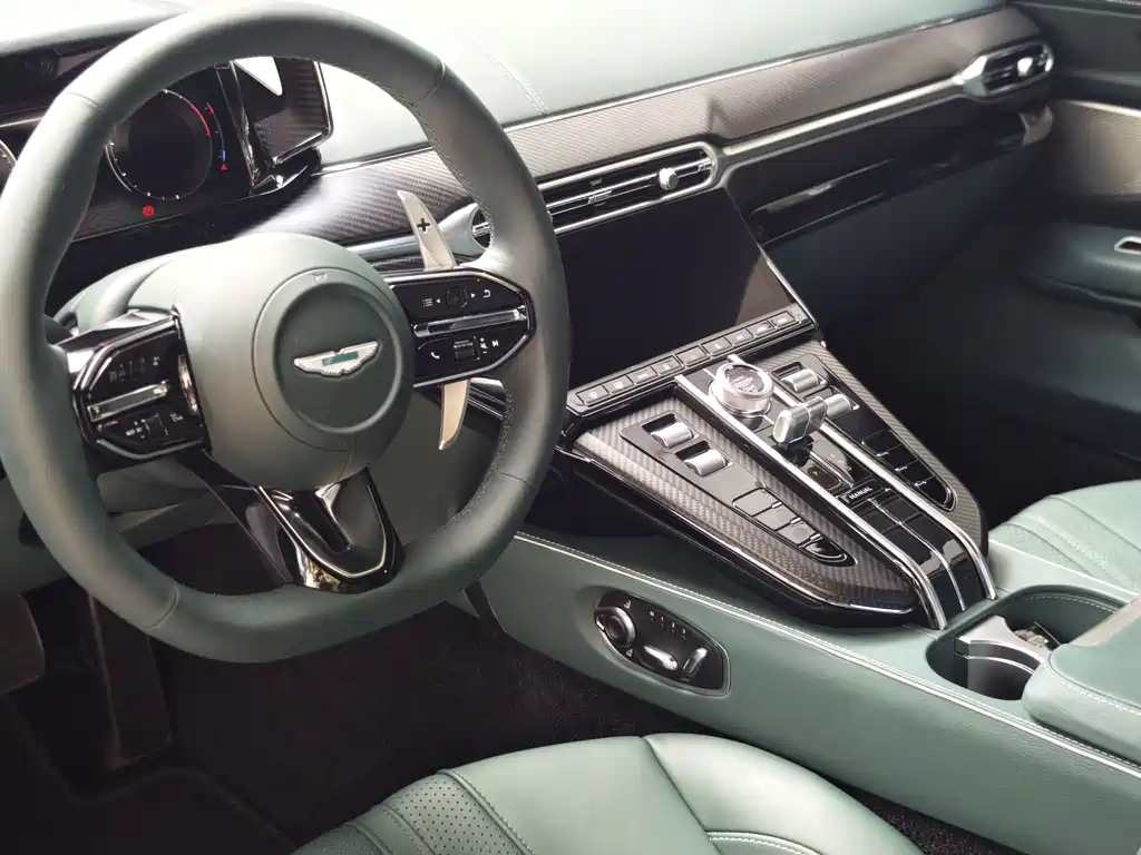 Aston Martin V8 Vantage 2025 — фото 12