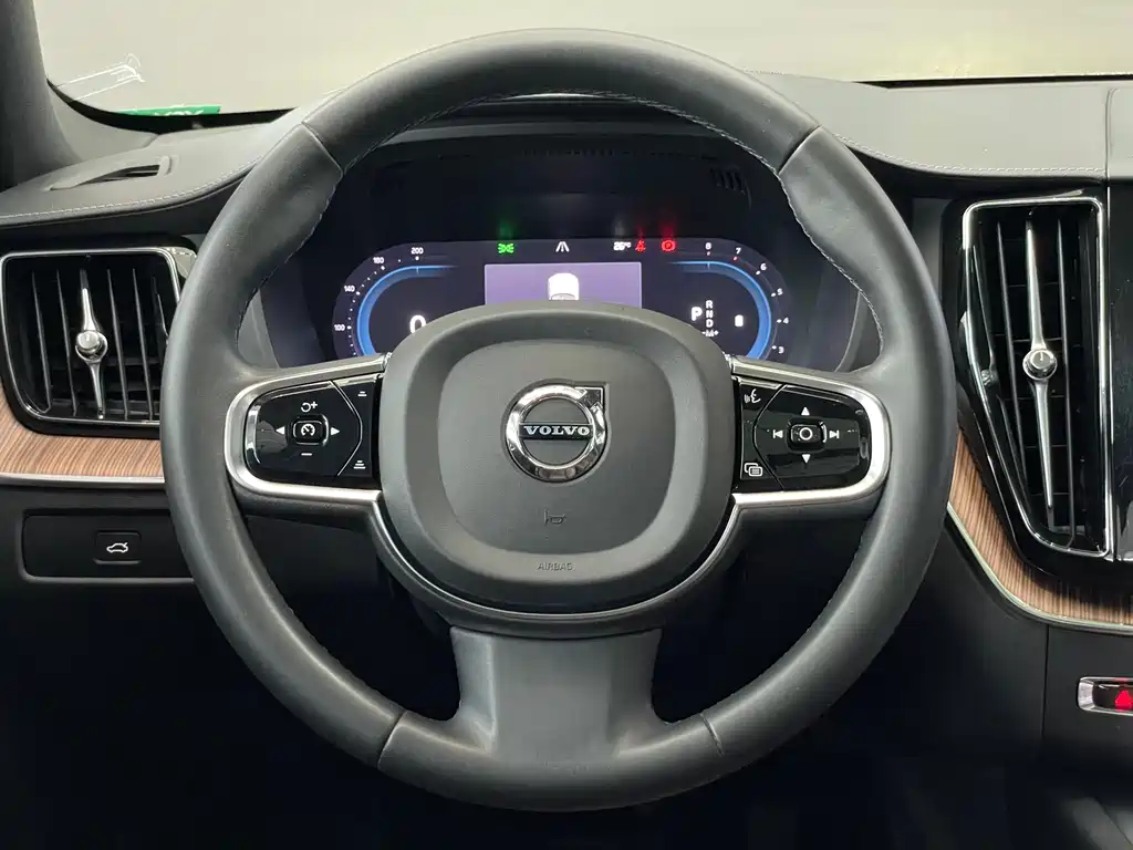 Volvo XC60 2022 — фото 14