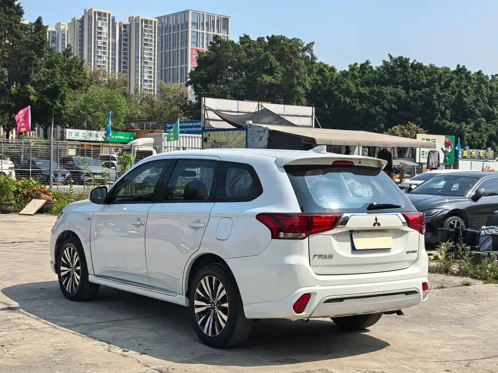 Mitsubishi Outlander 2021 — фото 18