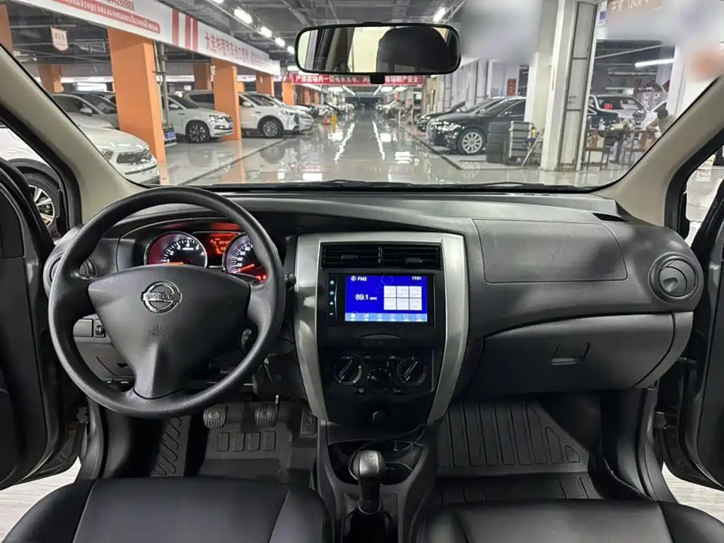 Nissan Livina 2017 — фото 10
