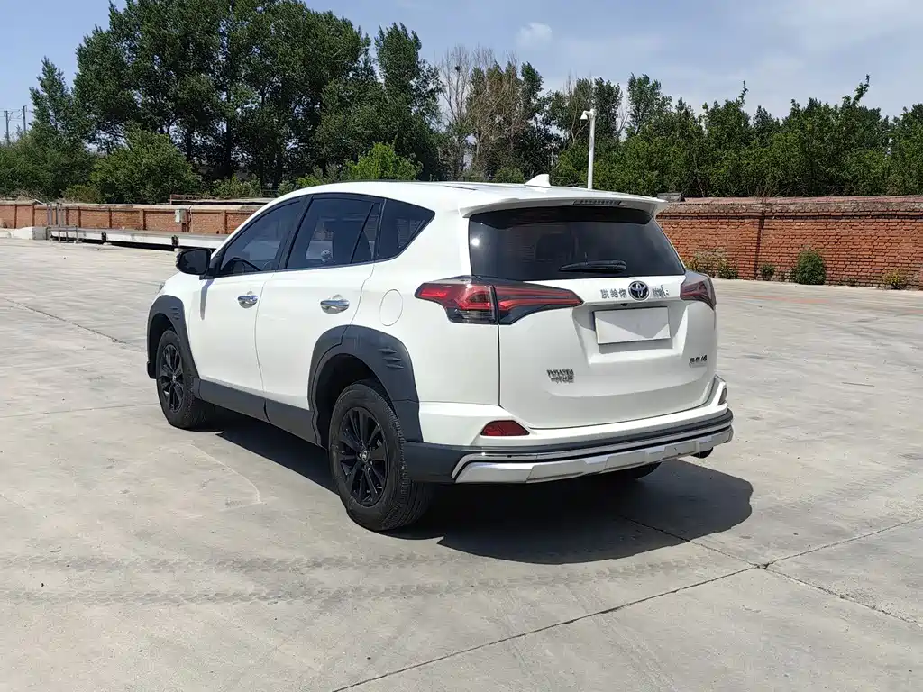 Toyota RAV4 2019 — фото 6