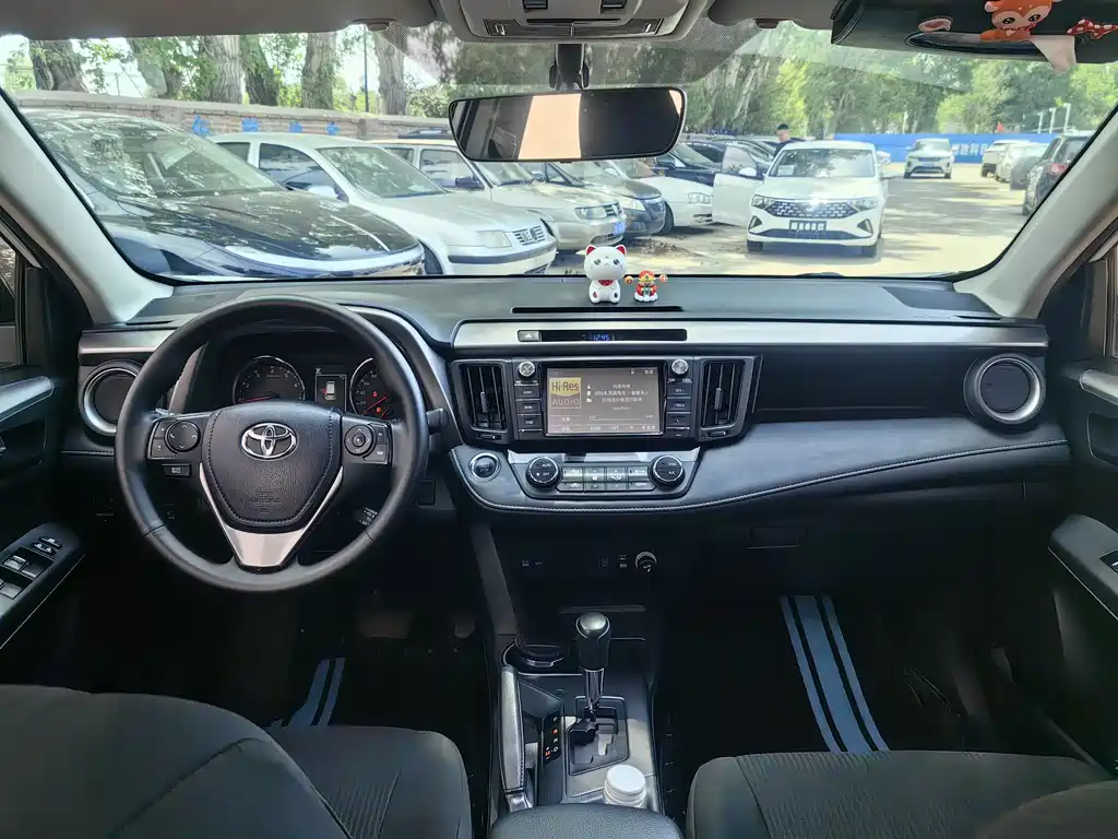 Toyota RAV4 2019 — фото 10