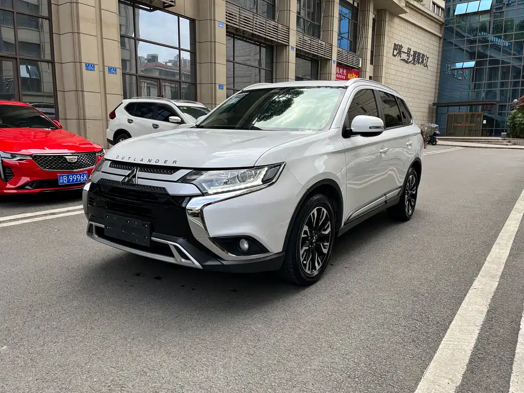 Mitsubishi Outlander 2019 — фото 1
