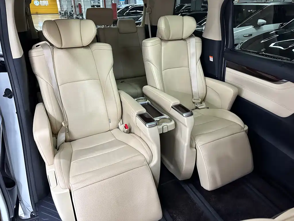 Toyota Alphard 2017 — фото 18