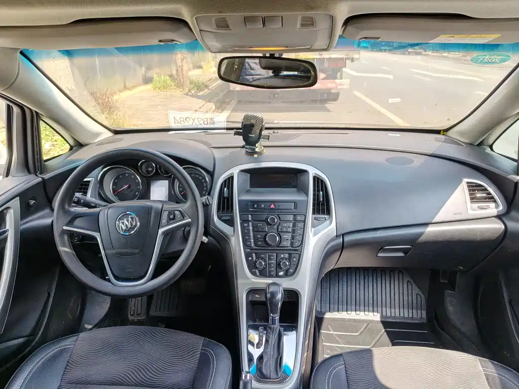Buick Excelle 2015 — фото 7