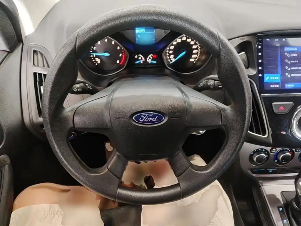 Ford Focus 2015 — фото 11