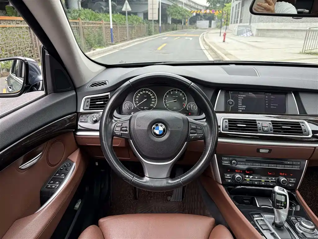 BMW 5 Series GT 2011 — фото 10