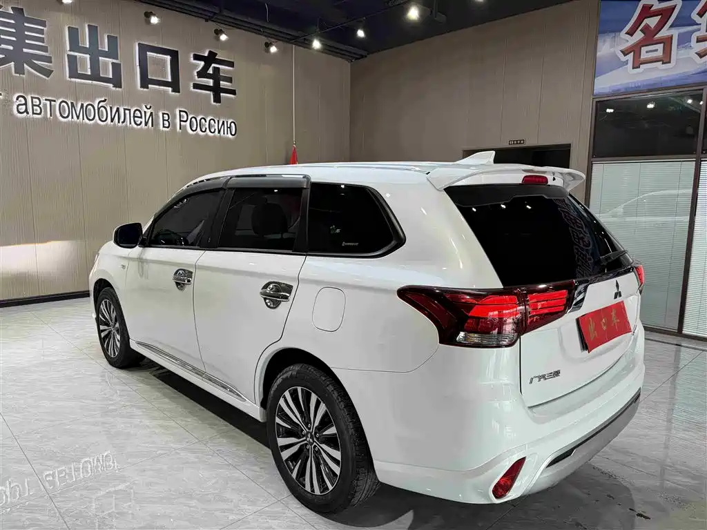 Mitsubishi Outlander 2022 — фото 6