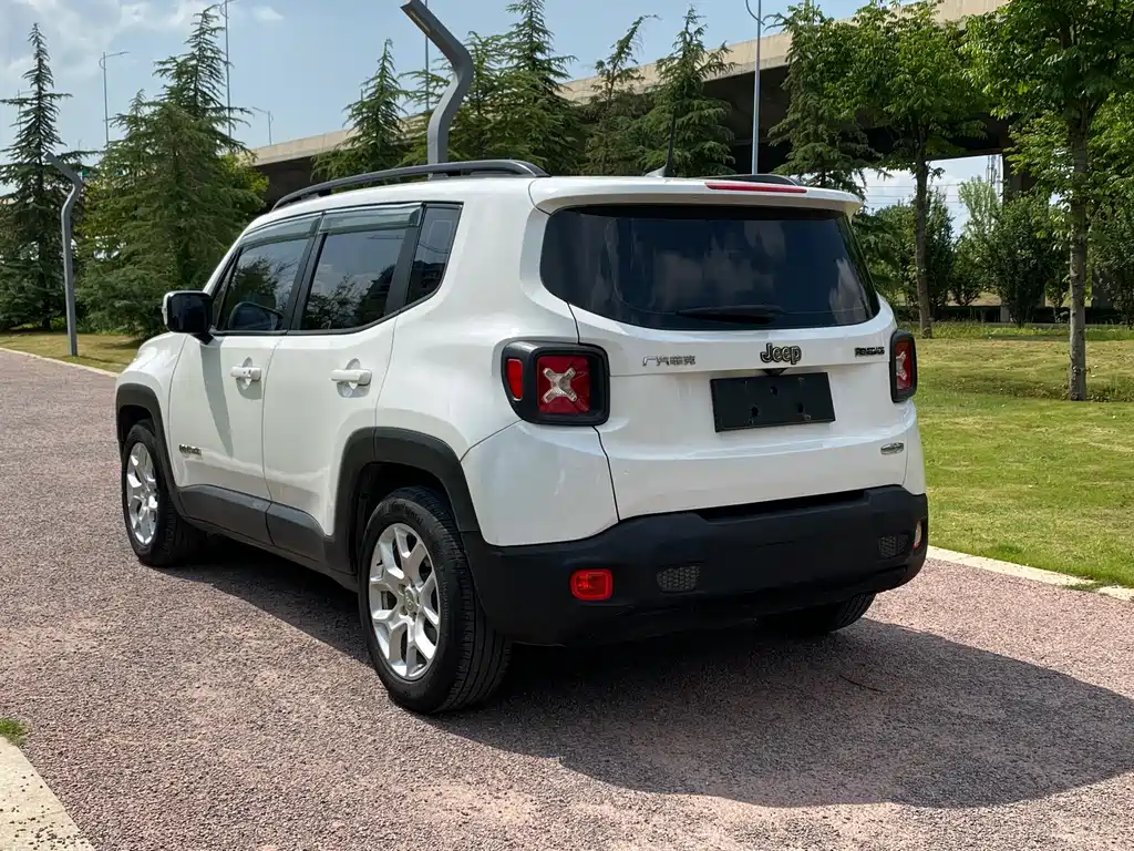 Jeep Renegade 2017 — фото 8