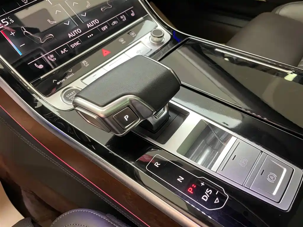 Audi A8 2022 — фото 24
