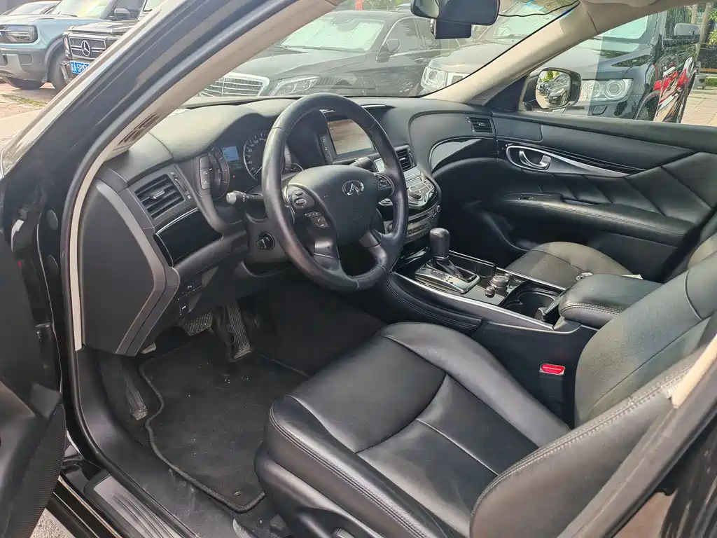 Infiniti Q70 2015