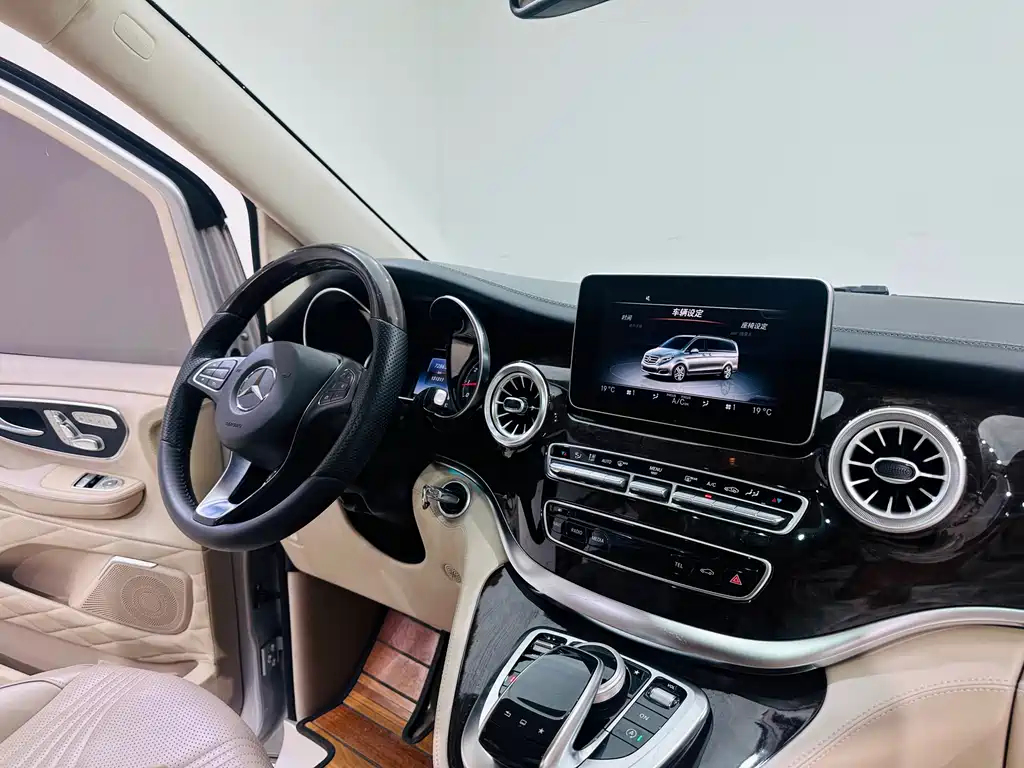 Mercedes-Benz V-Class 2016 — фото 14