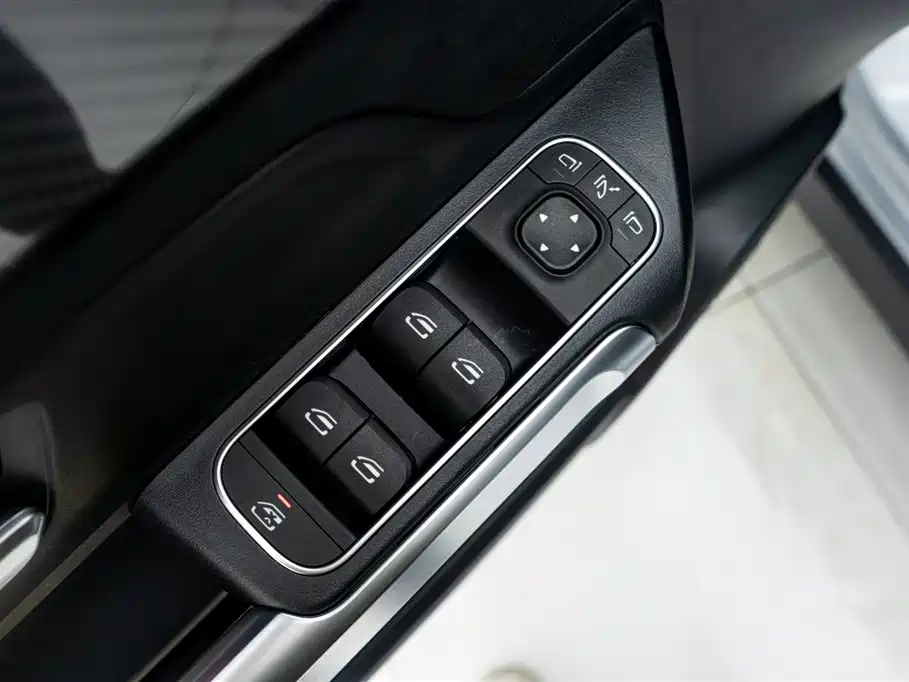Mercedes-Benz GLB AMG 2025 — фото 15