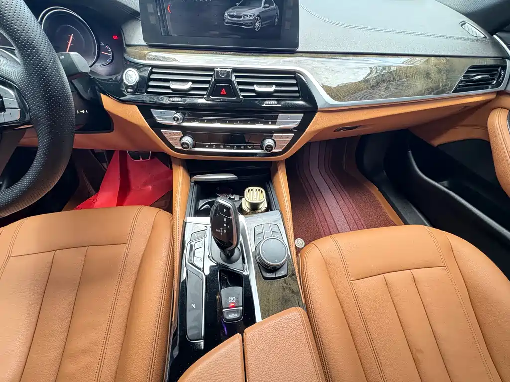 BMW 5 Series 2018 — фото 12