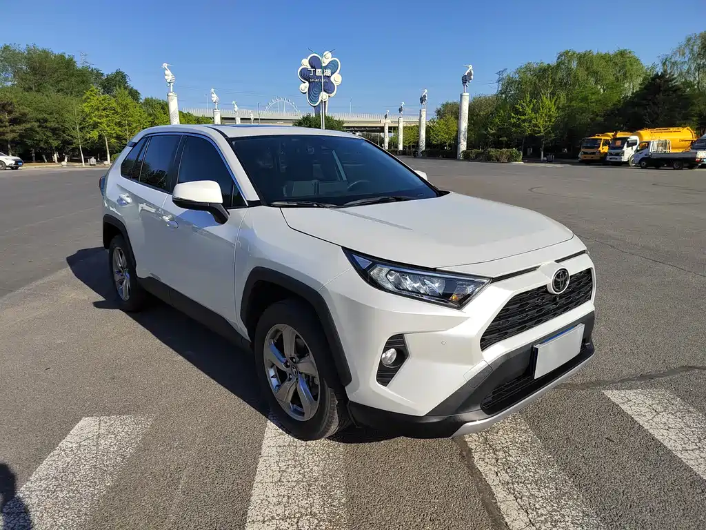 Toyota RAV4 2022 — фото 2