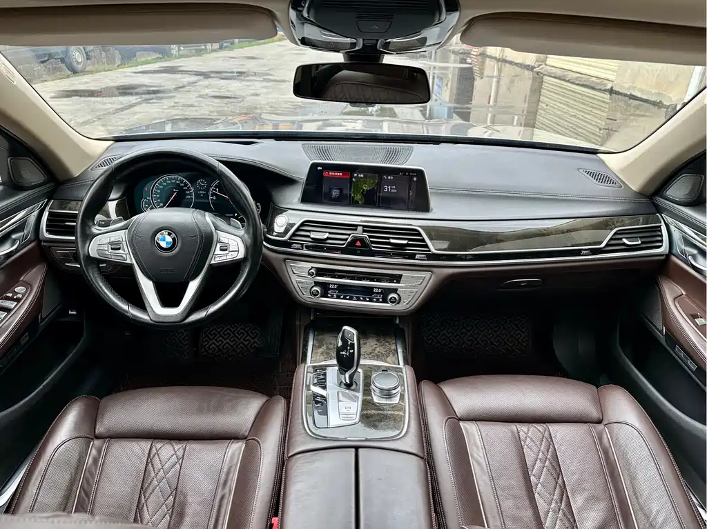 BMW 7 Series 2017 — фото 12
