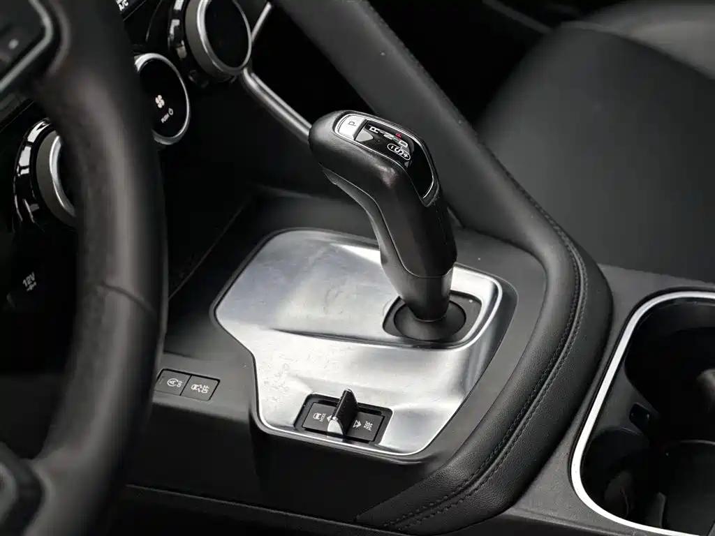 Jaguar E-PACE 2021 — фото 11