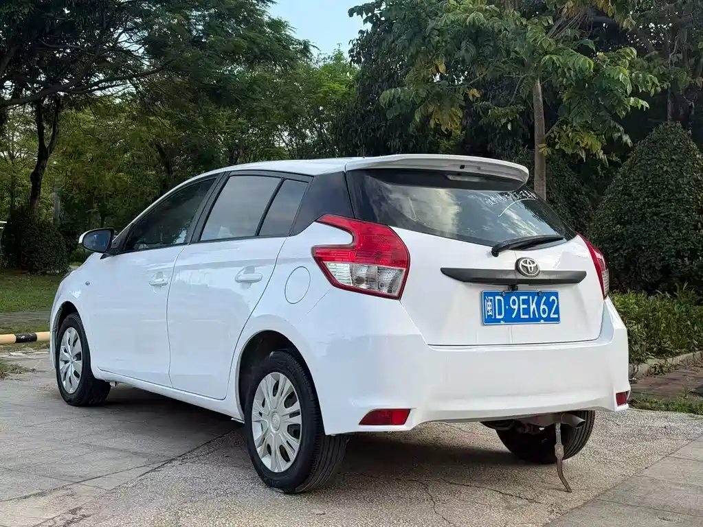 Toyota Yaris L 2014 — фото 9